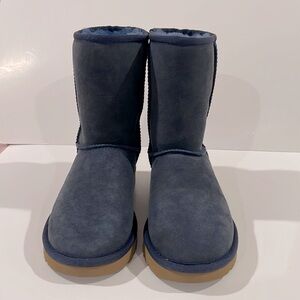 UGG WOMEN'S CLASSIC SHORT II NWOT Size 5
